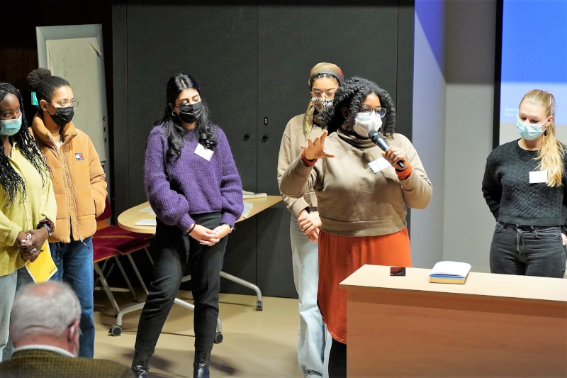 Students presenting in the EIMAS Winter School